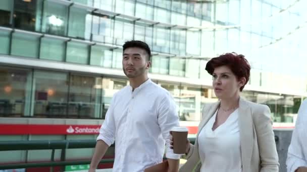zróżnicowanych biznesmenów spacerujących po mieście - Materiał filmowy, wideo