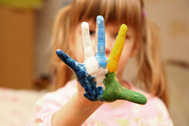 Маленькая девочка с руками в краске
 - Фото, изображение