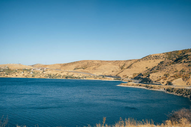 Landscape of Lake Van, the largest lake in Turkey. Road along the lake. - Foto, Bild