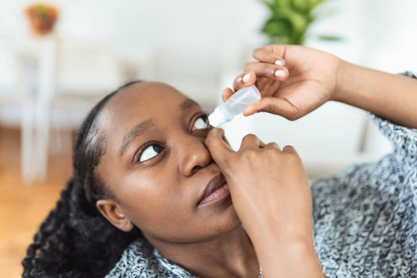 Γυναίκα που χρησιμοποιεί οφθαλμική σταγόνα, γυναίκα που ρίχνει οφθαλμικό λιπαντικό για τη θεραπεία ξηρού οφθαλμού ή αλλεργίας, άρρωστη γυναίκα που αντιμετωπίζει ερεθισμό βολβού του ματιού ή φλεγμονή γυναίκα που πάσχει από ερεθισμένο μάτι, οπτικά συμπτώματα - Φωτογραφία, εικόνα