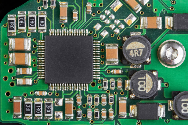 Számítógépes chip közeli felvétele az elektronikus nyomtatott áramköri lap egy részén - Fotó, kép