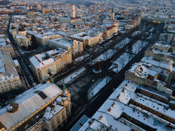 overhead view of city center at christmas holidays overcrowded square with street food - Foto, imagen
