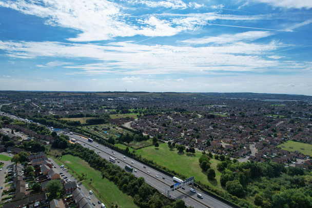 Вид с воздуха на Британские дороги и движение в солнечный день - Фото, изображение