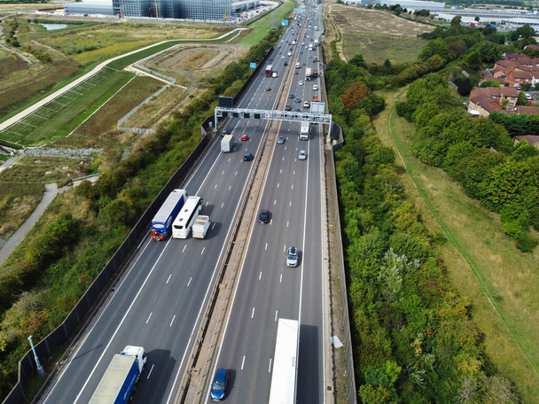 Vista aérea de las carreteras británicas y el tráfico en un día soleado - Foto, imagen