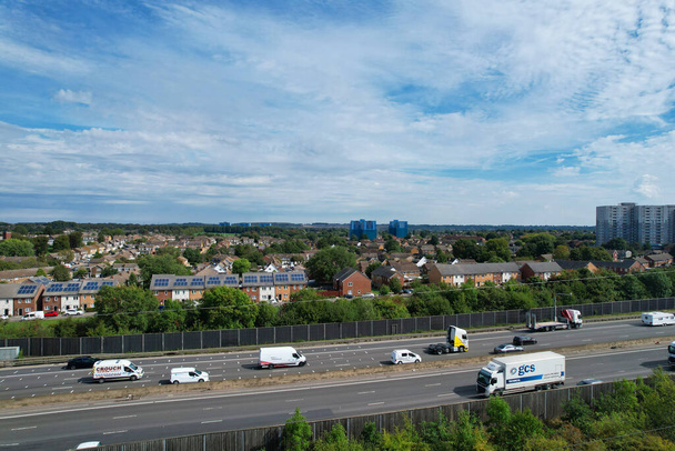 Вид с воздуха на Британские дороги и движение в солнечный день - Фото, изображение