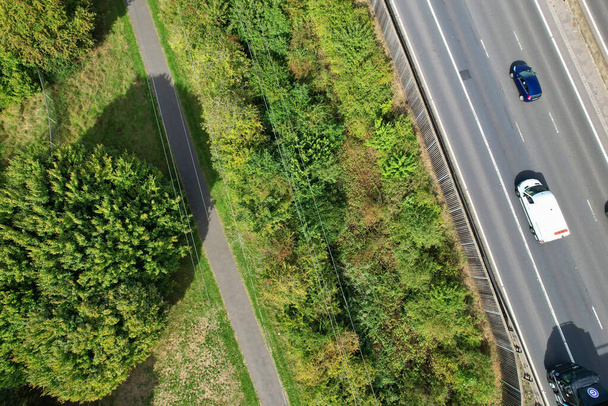 Повітряний вид на британські дороги і рух у сонячний день - Фото, зображення
