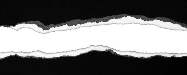 Σκισμένο μαύρο χαρτί σε απλό φόντο, χώρος για αντίγραφο - Φωτογραφία, εικόνα