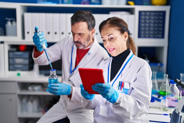 Ученые среднего возраста, работающие в лаборатории - Фото, изображение
