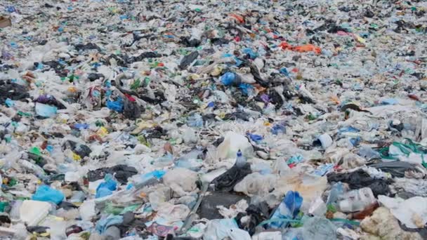 Garrafas de plástico e sacos de poluição no oceano. O problema da poluição ambiental. O problema dos resíduos plásticos em Sampal, Malásia - Filmagem, Vídeo