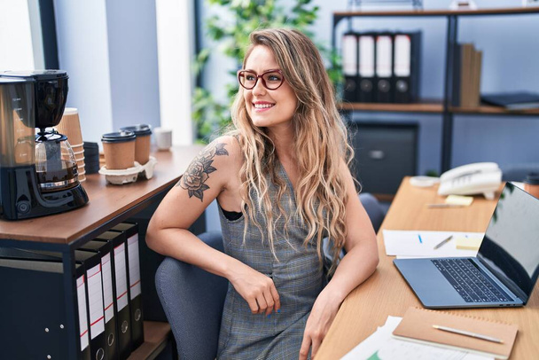 Mulher jovem trabalhador de negócios usando laptop trabalhando no escritório - Foto, Imagem