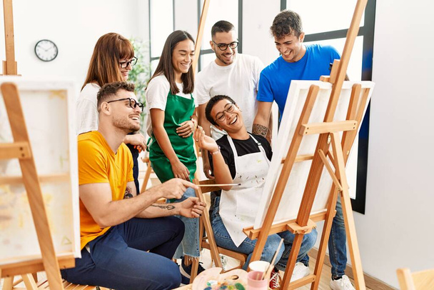 Group of people smiling happy and looking draw of partner at art studio. - Foto, imagen