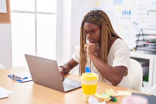 African American γυναίκα επιχειρηματίας χρησιμοποιώντας φορητό υπολογιστή εργασίας στο γραφείο - Φωτογραφία, εικόνα