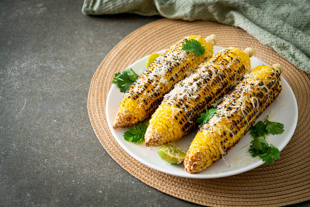barbecue and grilled corn with cheese and lime on plate - 写真・画像
