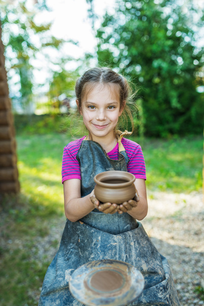 Little girl with pot - Fotoğraf, Görsel