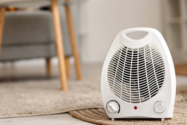 Elektrický ventilátor topení na koberci v obývacím pokoji - Fotografie, Obrázek
