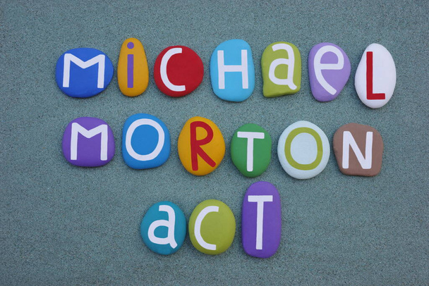 Michael Morton Act, Texas Hukuk Fakültesi yeşil kum üzerinde çok renkli taş harflerle oluşturulmuş. - Fotoğraf, Görsel
