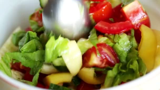 Agitando legumes de salada
 - Filmagem, Vídeo