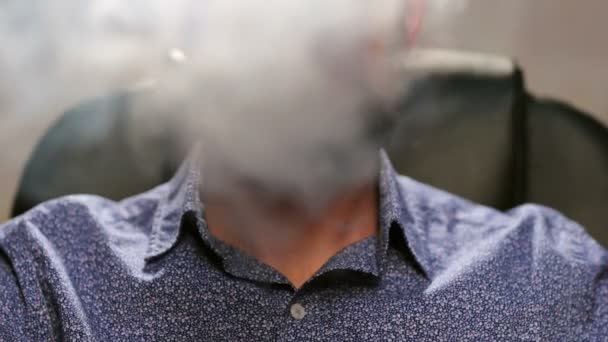 Bebaarde man roken een waterpijp - Video