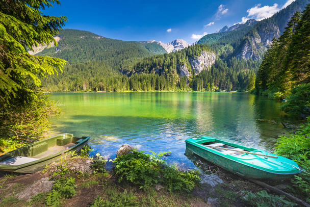 Barco en lago idílico Tovel simetría de reflexión en Trentino-Alto Adigio, Italia - Foto, Imagen