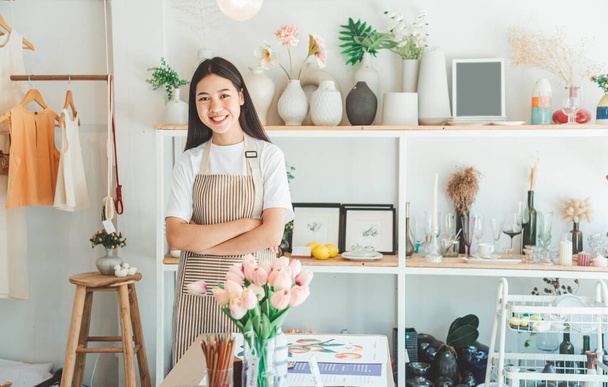 Small business owners pose smiling in their small shop to welcome customers and get customers online. And check the orders that customers have ordered of online retailers - online shopping. - Foto, immagini