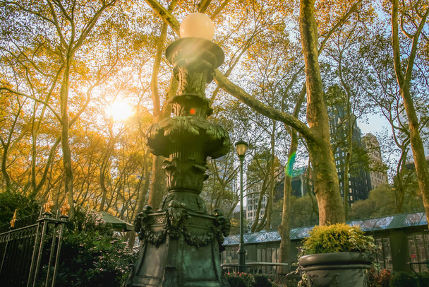 Sunrays in Bryant Park, New York City at peaceful golden autumn, Spojené státy - Fotografie, Obrázek