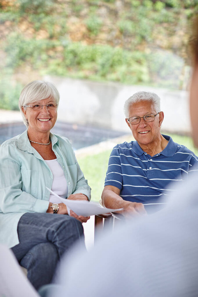 Céu azul à frente. Imagens exageradas de uma reunião de conselheiros financeiros com um casal de idosos em casa - Foto, Imagem