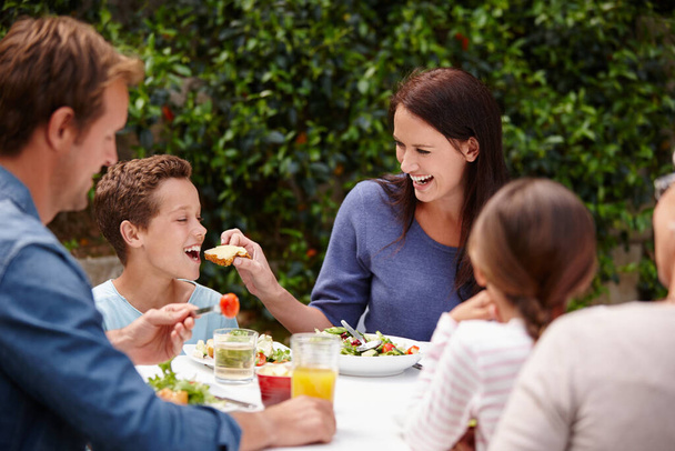 Paylaşmak önemsemektir. Dışarıda yemek yiyen çok nesilli mutlu bir aile. - Fotoğraf, Görsel