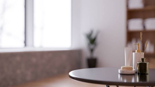 Produtos de banho de luxo, sabão, xampu, loção corporal e difusor de aroma quarto na mesa sobre casa de banho moderna borrada no fundo. renderização 3d, ilustração 3d - Foto, Imagem