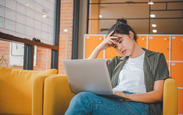 Unavená a znuděná podnikatelka pracující online na svém notebooku v kavárně - Fotografie, Obrázek