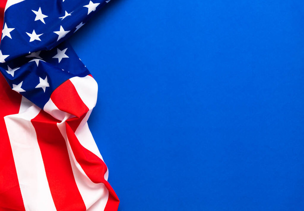 Bandera estadounidense sobre fondo azul para el Día de los Caídos, 4 de julio, Día del Trabajo
. - Foto, imagen