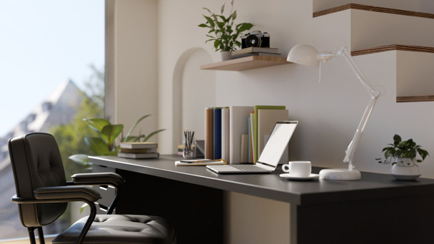 Minimalna przestrzeń robocza biura projektowanie wnętrz z laptopem na nowoczesnym czarnym biurku komputera przy schodach, czarnym fotelu biurowym i wystroju. obraz z bliska. 3d renderowanie, ilustracja 3D - Zdjęcie, obraz