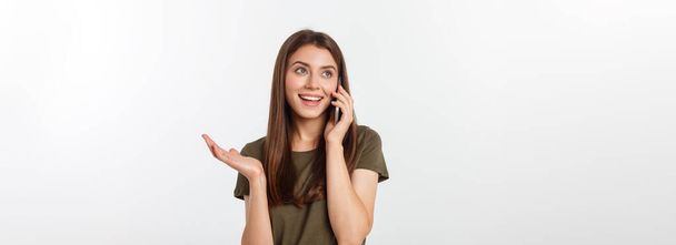 Riendo mujer hablando y mensajes de texto en el teléfono aislado sobre un fondo blanco
 - Foto, Imagen