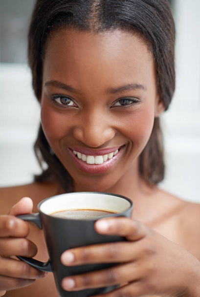 Mocha me hace la mañana. Una joven mujer étnica disfrutando de una taza de café - Foto, imagen