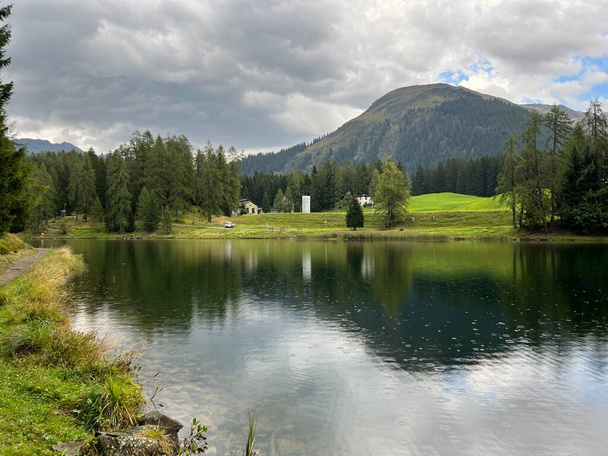 Jezioro Alpejskie Schwarzsee lub Czarne Jezioro między miejscowościami turystycznymi Davos i Klosters - Kanton Grisons, Szwajcaria (Kanton Graubuenden, Schweiz) - Zdjęcie, obraz