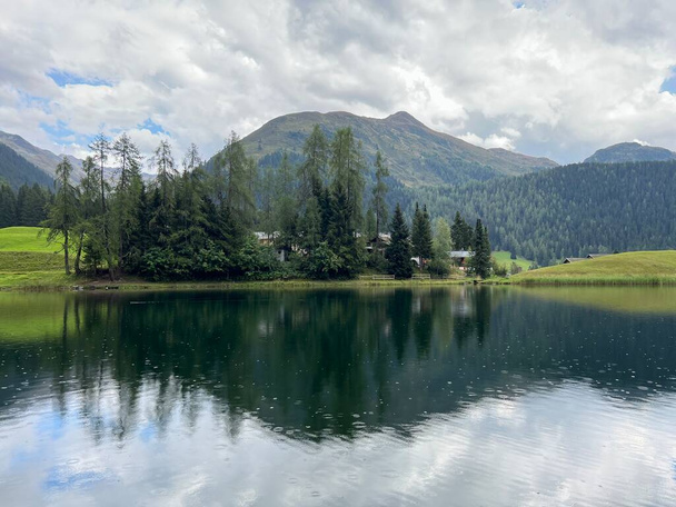 Lac de montagne alpin Schwarzsee ou lac noir entre les villes touristiques de Davos et Klosters - Canton des Grisons, Suisse (Kanton Graubuenden, Schweiz) - Photo, image