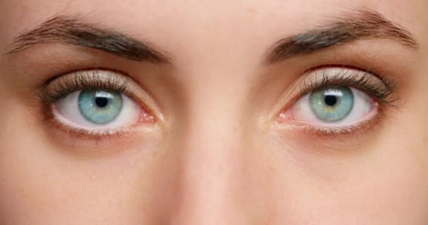 Mavi gözler, güzel göz bakımı, kontakt lens ya da tedaviden yola çıkarak güzelliğin görüntüsü. Odaklanmış görme, göz kırpma ve uyanık olan bir kadının göz kapağı ya da kirpik görüntüsünü yakınlaştır ya da yakınlaştır. - Video, Çekim