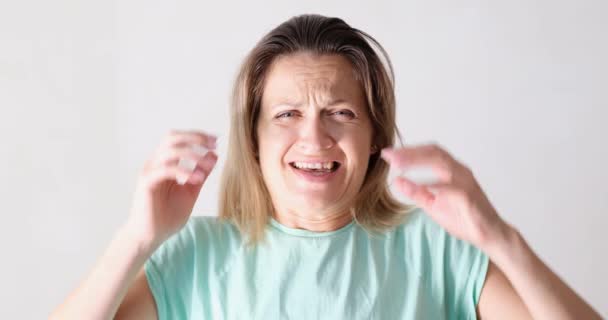 Retrato de una joven tensa e infeliz gritando histérica. Emociones negativas femeninas de la psicosis - Imágenes, Vídeo