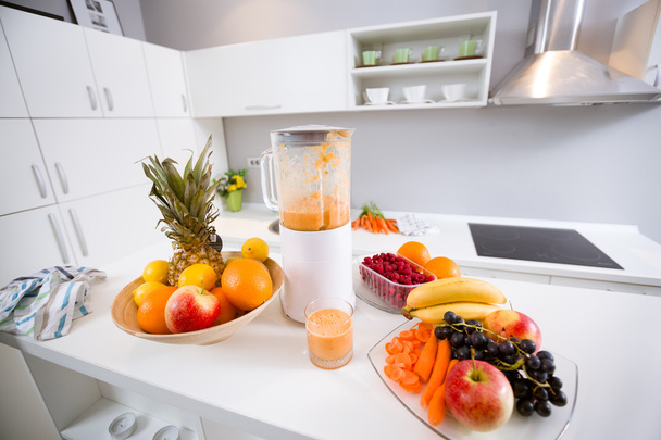 Electric blender with fruits and orange juice - Valokuva, kuva