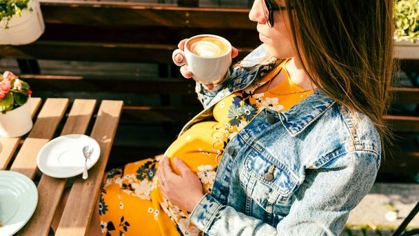 Pijte kávu těhotnou ženou. Šťastné těhotenství dívka pít horkou kávu v restauraci. Reprezentovat snídani pro koncepci energie a svěžesti - Fotografie, Obrázek