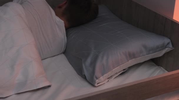 Kleuterjongen slaapt en gooit en draait 's nachts in bed in zijn kamer. Gezond slapen en rusten - Video