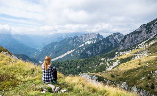 Mujer disfrutando de la vista de las montañas en los Alpes eslovenos - Mangart - Foto, imagen