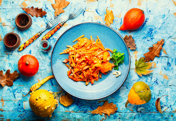 Sałatka jesienna z pikantnymi uszami wieprzowymi i dynią - Zdjęcie, obraz