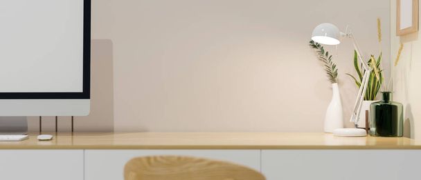 Imagen de cerca, espacio de trabajo mínimo con computadora, lámpara de mesa, planta de decoración y espacio de copia en la mesa de madera contra la pared blanca. representación 3d, ilustración 3d - Foto, Imagen