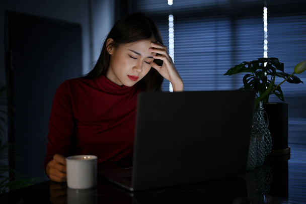 Стрес молодої азіатської бізнесменки або жінка-офісний працівник працює пізно вночі в офісі Перевантажена, працелюбна жінка, крайній термін. - Фото, зображення
