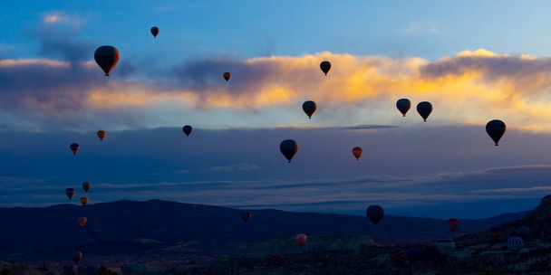 GOREME/TURKEY - June 27, 2022: hot air balloons fly over the skies of cappadocia at dawn - Фото, изображение