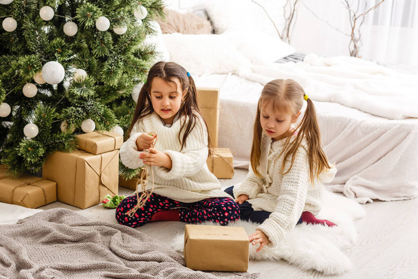 Kerstmis, x-mas, winter, geluk concept - twee schattige meisjes spelen. - Foto, afbeelding