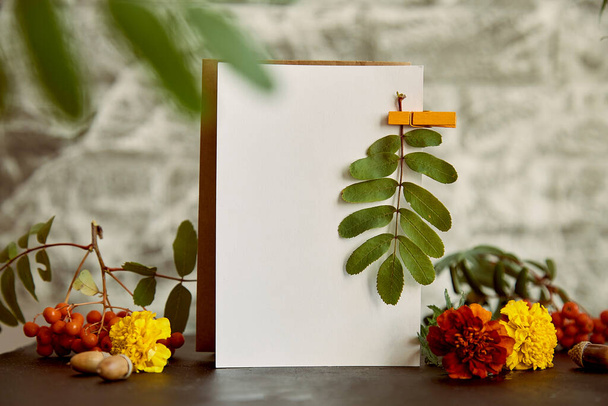 Vintage estética otoño maqueta. Elaboración de postal vacía, tarjeta de papelería maqueta entre flores y hojas. Ambiente acogedor fondo de la casa. - Foto, Imagen