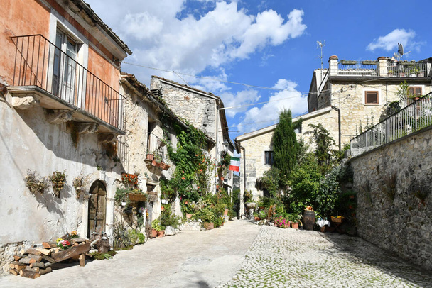 Una estrecha calle entre las antiguas casas de piedra de Caramanico Terme, un pueblo medieval en la región de los Abruzos de Italia. - Foto, Imagen