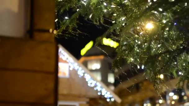 Árbol de Navidad en la noche con decoraciones y luces de Navidad - edificios en el fondo - noche
 - Metraje, vídeo