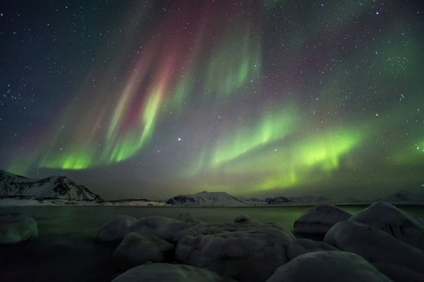Paysage typique d'hiver arctique avec aurores boréales - Spitzberg
 - Photo, image